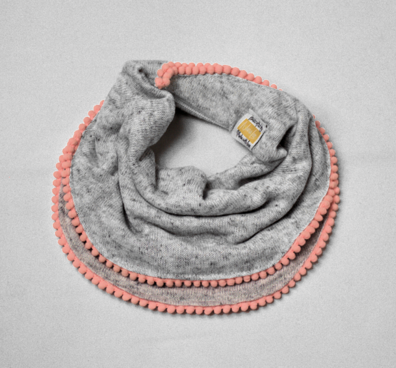 Grey scarf with light pink trimmings